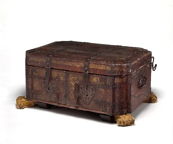 The case from the side, carrying handle at the end