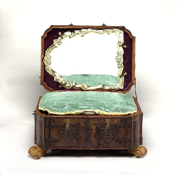 The lid open, the silk cover still over the tray