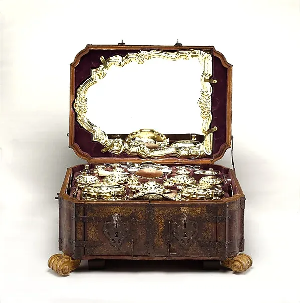 The cover lifted: the service in its fitted tray